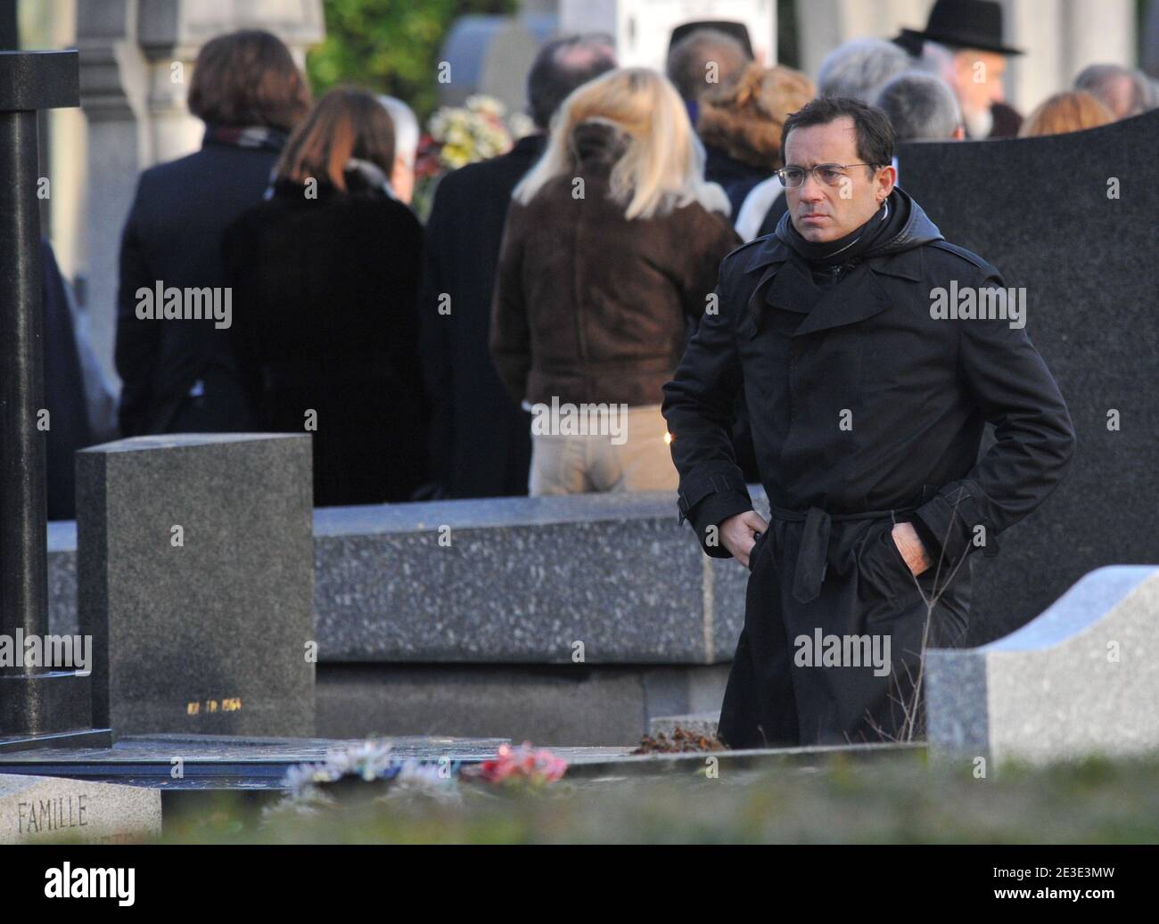 Jean-Luc Delarue assiste à la cérémonie funéraire du producteur,  réalisateur et acteur français Claude Berri au cimetière de Bagneux près de  Paris, France, le 15 janvier 2009. Photo par ABACAPRESS.COM Photo Stock -