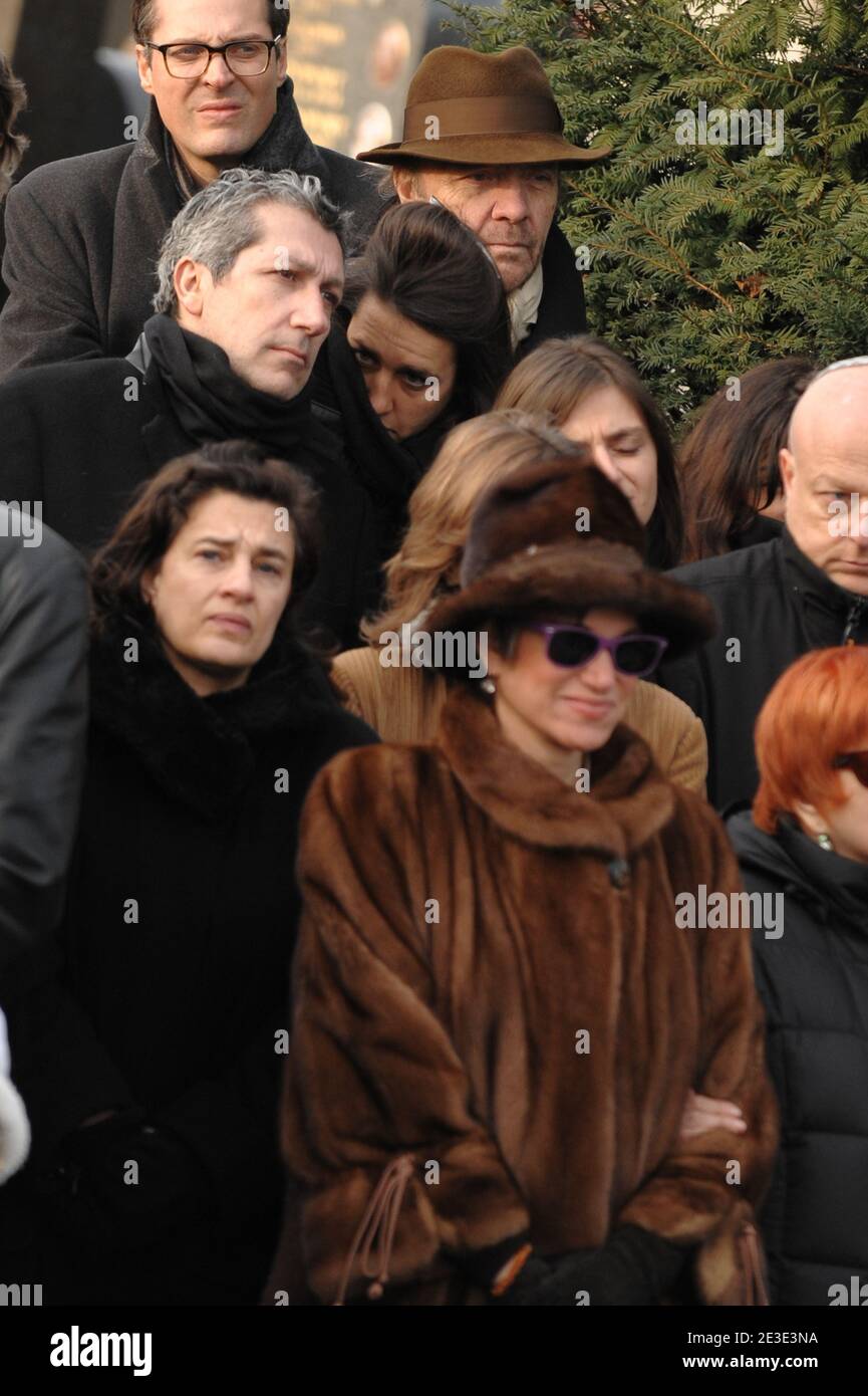 Alain Chabat et sa femme assistent à la cérémonie funéraire du producteur, réalisateur et acteur français Claude Berri au cimetière de Bagneux près de Paris, France, le 15 janvier 2009. Photo par ABACAPRESS.COM Banque D'Images