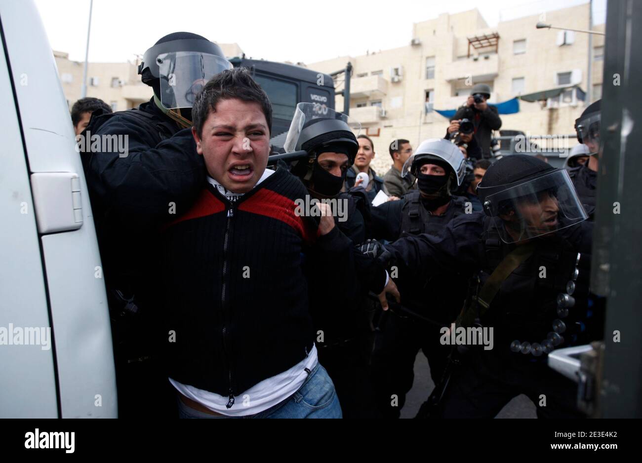 Des agents de la police des frontières israélienne ont mis en détention un jeune palestinien au cours d'écueils dans le quartier arabe de Jérusalem-est, en Israël, le 16 janvier 2009. Craignant que la crise de Gaza n'entraîne des violences en Cisjordanie et à Jérusalem-est occupées, Israël a imposé des contrôles supplémentaires considérables sur les mouvements et inondé la vieille ville de Jérusalem de personnel de sécurité armé lors des prières hebdomadaires musulmanes. Photo de Youssef Boudlal/ABACAPRESS.COM Banque D'Images