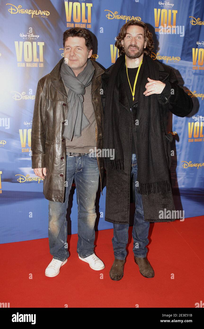 Philippe Lellouche et Frederic Beigbeder posent à la première de 'Volt, Star Malgre lui' qui s'est tenue à Disneyland Resort Paris à Marne-la-Vallée, France le 17 janvier 2009. Photo de Giancarlo Gorassini/ABACAPRESS.COM Banque D'Images