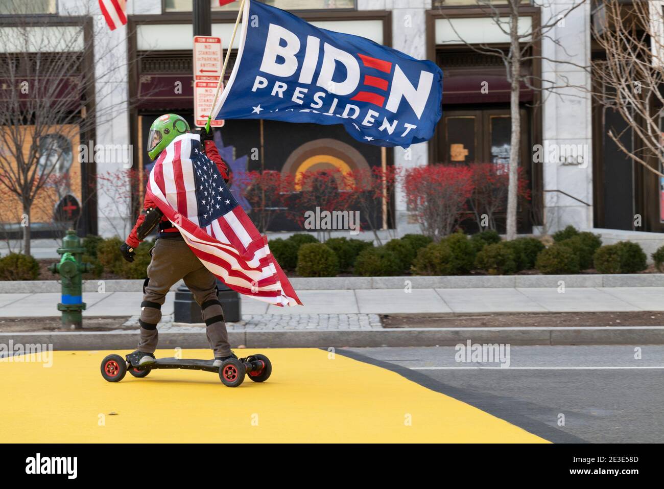 18 janvier 2021 : un Annabel Apunte, un partisan de Biden, passe à travers BLM Plaza sur son skateboard motorisé à Washington, DC. Le Capitole de la nation est en état d'isolement et d'alerte après l'insurrection du 6 janvier 2021 au Capitole des États-Unis. Crédit : Brian Branch Price/ZUMA Wire/Alay Live News Banque D'Images