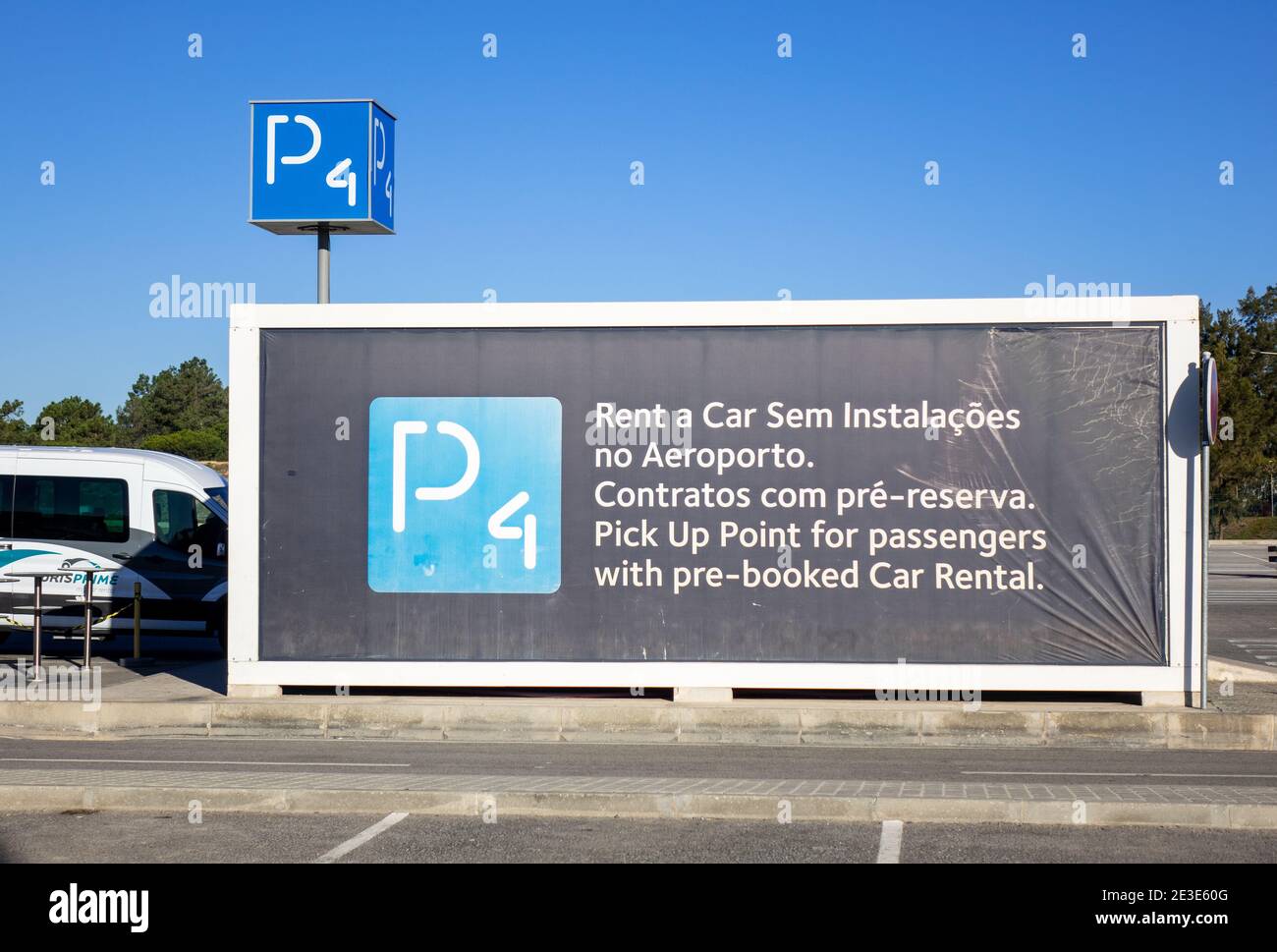 Bureau de location de voitures dans le parking P4 de l'aéroport de Faro L'Algarve Portugal Banque D'Images