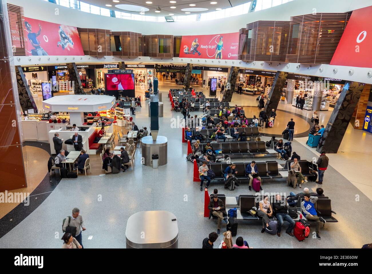 Les passagers attendent à l'intérieur de l'aéroport international de Lisbonne (aéroport Humberto Delgado), terminal Building, Lisbonne Portugal Banque D'Images