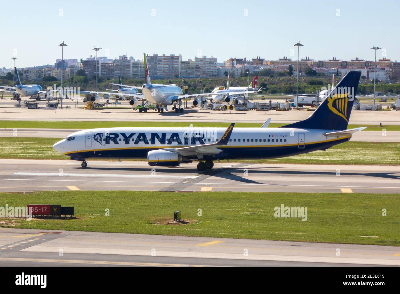 Ryanair Boeing 737-8AS arrivant à l'aéroport international de Lisbonne Portugal en train de rouler Vers la porte des arrivées Banque D'Images