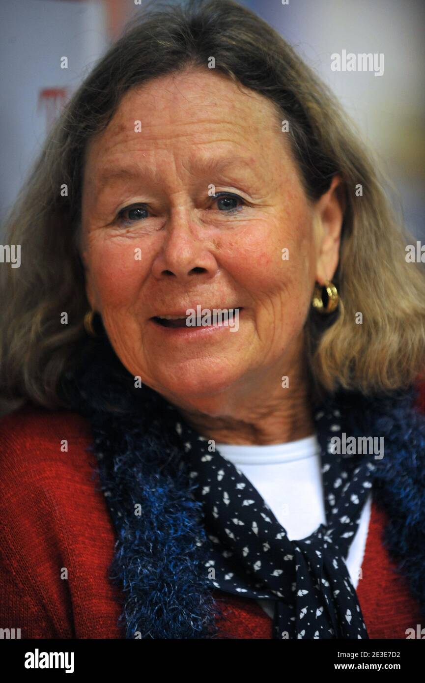 Joan Helbling, de Honolulu, un ancien professeur du président américain Barack Obama quand in était à l'école de Punahou à Hawaï après avoir regardé à la télévision la cérémonie d'inauguration du nouveau président américain Barack Obama à l'école d'affaires américaine à Paris, France, le 20 janvier 2009. Photo de Mousse/ABACAPRESS.COM Banque D'Images