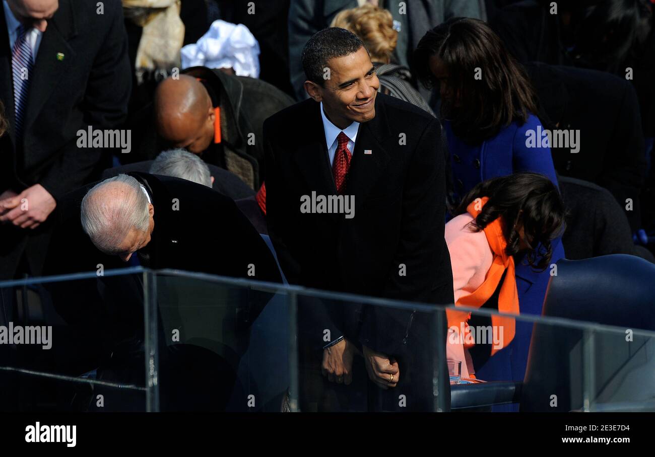 Le président américain Barack Obama se tient à la fin de son discours après avoir pris le serment d'office du juge en chef de la Cour suprême John Roberts et est devenu le 44e président américain et le premier afro-américain élu lors des cérémonies d'inauguration sur Capitol Hill à Washington, DC, Etats-Unis le 20 janvier 2009. Photo de Douliery-Hahn/ABACAPRESS.COM Banque D'Images