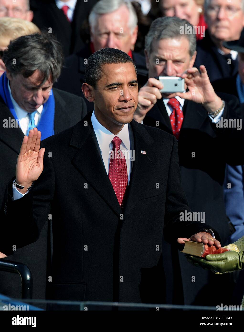 Le président américain Barack Obama avec sa famille, sa femme Michelle et ses filles Malia et Sasha prennent le serment d'office du juge en chef de la Cour suprême John Roberts pour devenir le 44e président américain et le premier afro-américain élu, lors des cérémonies d'inauguration sur Capitol Hill à Washington, D.C., États-Unis le 20 janvier 2009. Photo de Douliery/Hahn/ABACAPRESS.COM Banque D'Images