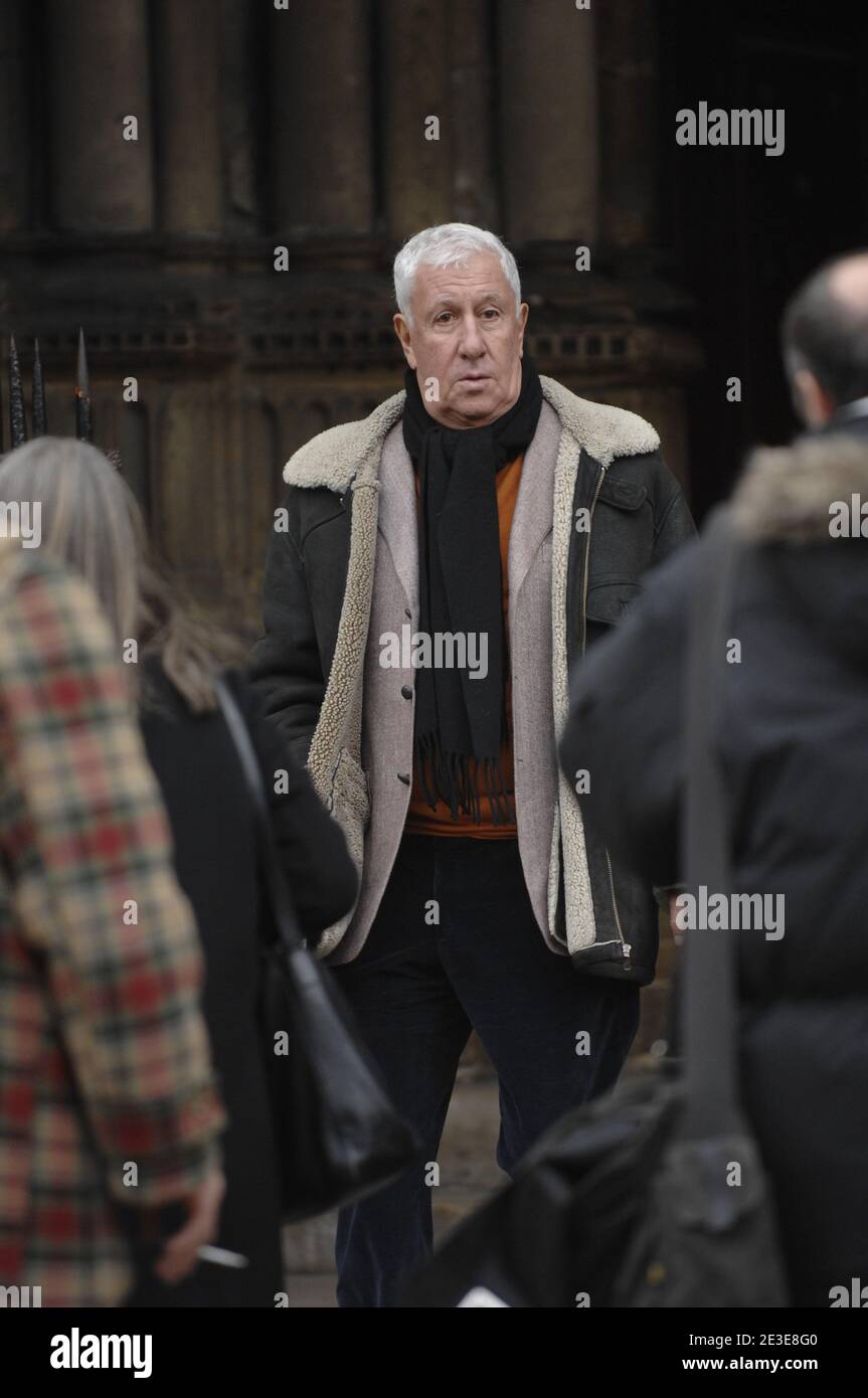 Stephane Collaro et sa compagnie tente l'exposition de Saint-Germain des presqu'une messe en hommage au chanteur Carlos a Paris le 21 janvier 2009. Photo Antoine Cau/ABACAPRESS.COM Banque D'Images