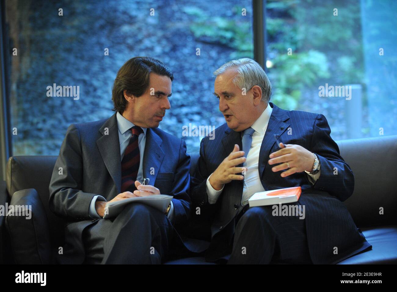 José Maria Aznar, ancien Premier ministre espagnol et Président de la  Fondation FAES, et Jean-Pierre Raffarin, ancien Premier ministre français,  lors d'une conférence sur les 60 ans de l'OTAN à l'Assemblée nationale
