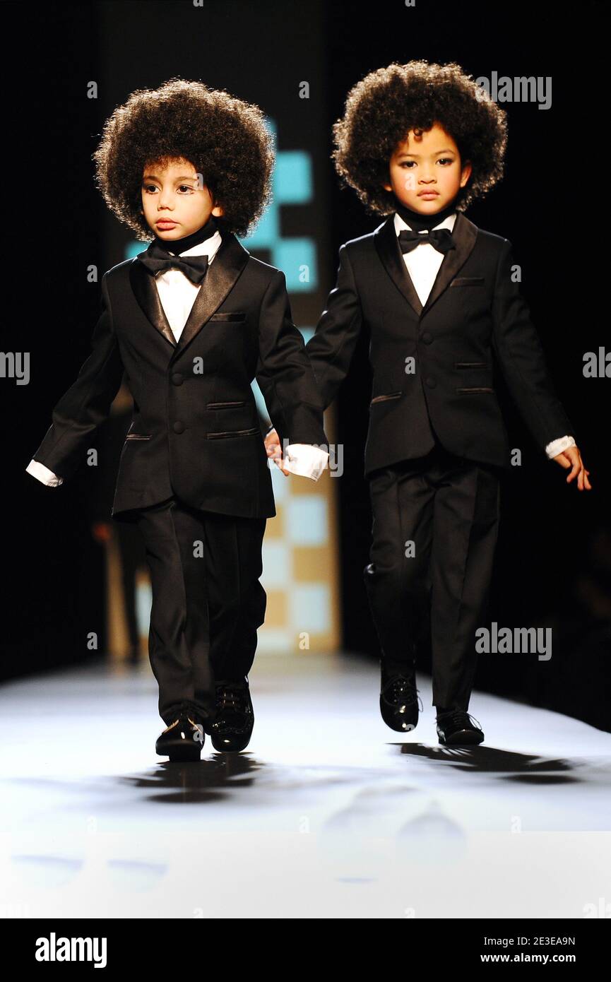 Les modèles présentent des créations lors du défilé de mode du designer français Jean-Paul Gaultier à Paris Fashion week vêtements pour hommes automne/hiver 2009, à Paris, France, le 22 janvier 2009. Photo de Thierry Orban/ABACAPRESS.COM Banque D'Images