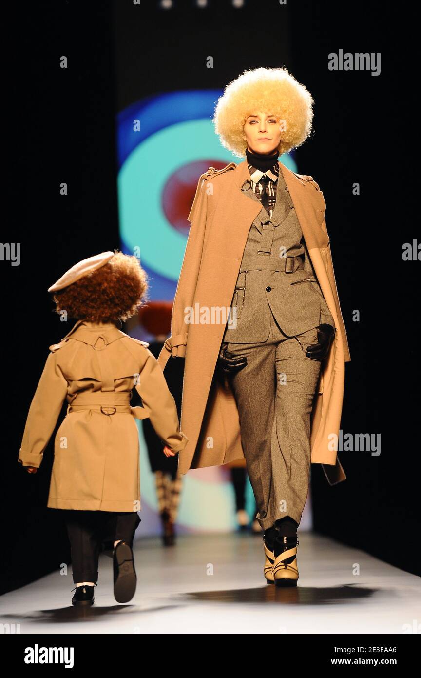 Les modèles présentent des créations lors du défilé de mode du designer français Jean-Paul Gaultier à Paris Fashion week vêtements pour hommes automne/hiver 2009, à Paris, France, le 22 janvier 2009. Photo de Thierry Orban/ABACAPRESS.COM Banque D'Images