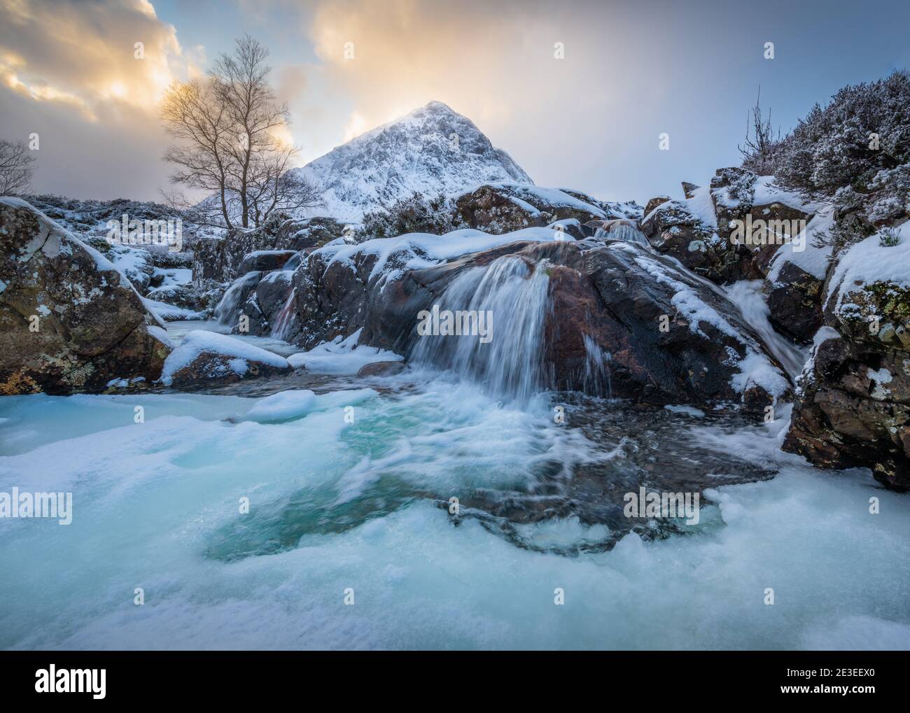 La rivière Frozen Coupall passe le long de Stob Dearg (le sommet le plus important de Buachille Etive More) lors d'une journée hivernale à Glencoe, en Écosse, au Royaume-Uni. Banque D'Images