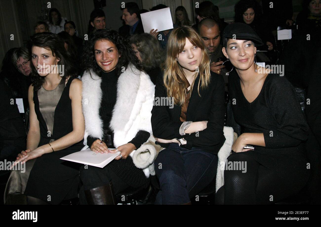 (G-D) Caroline Doucey, Barabara Cabrita, Lea Seydoux et Sheryfa Luna sont aux premières loges du spectacle de la collection haute-Couture Printemps-été 2009 du designer libanais Georges Hobeika, à Paris, en France, le 26 janvier 2009. Photo de Marco Vitchi/ABACAPRESS.COM Banque D'Images