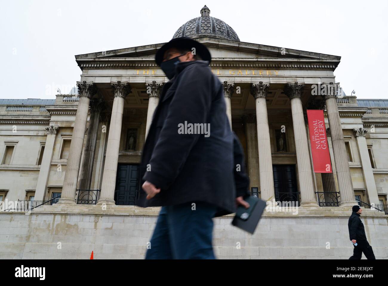 Un homme portant un masque facial passe devant la National Gallery qui a été fermée en raison de la pandémie du coronavirus à Londres.les sites et les entreprises de Londres sont en train de subir une fermeture pendant les restrictions de pandémie dans le cadre du troisième confinement de Londres. Banque D'Images