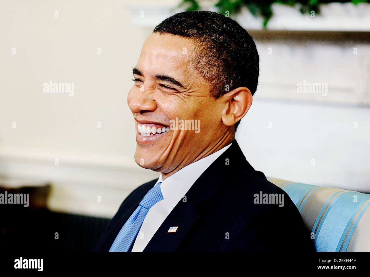 Le président américain Barack Obama rencontre le gouverneur du Vermont Jim Douglas dans le bureau ovale de la Maison Blanche à Washington. USA, pour parler du plan américain de redressement et de réinvestissement, le 02 février 2009. Photo par Olivier Douliery/ABACAPRESS.COM Banque D'Images