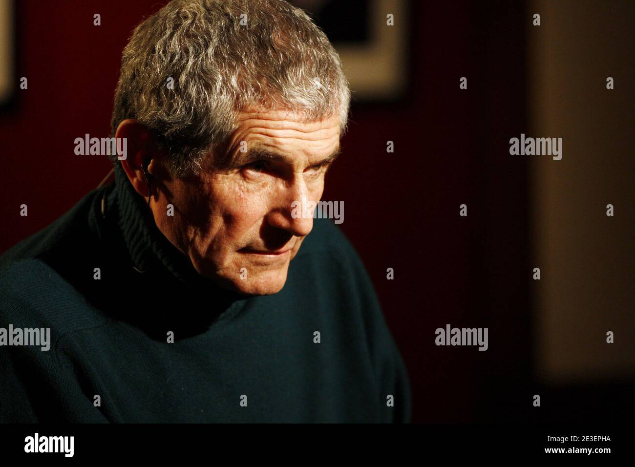 Le président du jury, Claude Lelouch pose les cors de l'ouverture du 11eme Festival International de la création Televisuelle de Luchon le 4 fevrier 2009. Photo de Patrick Bernard/ABACAPRESS.COM Banque D'Images