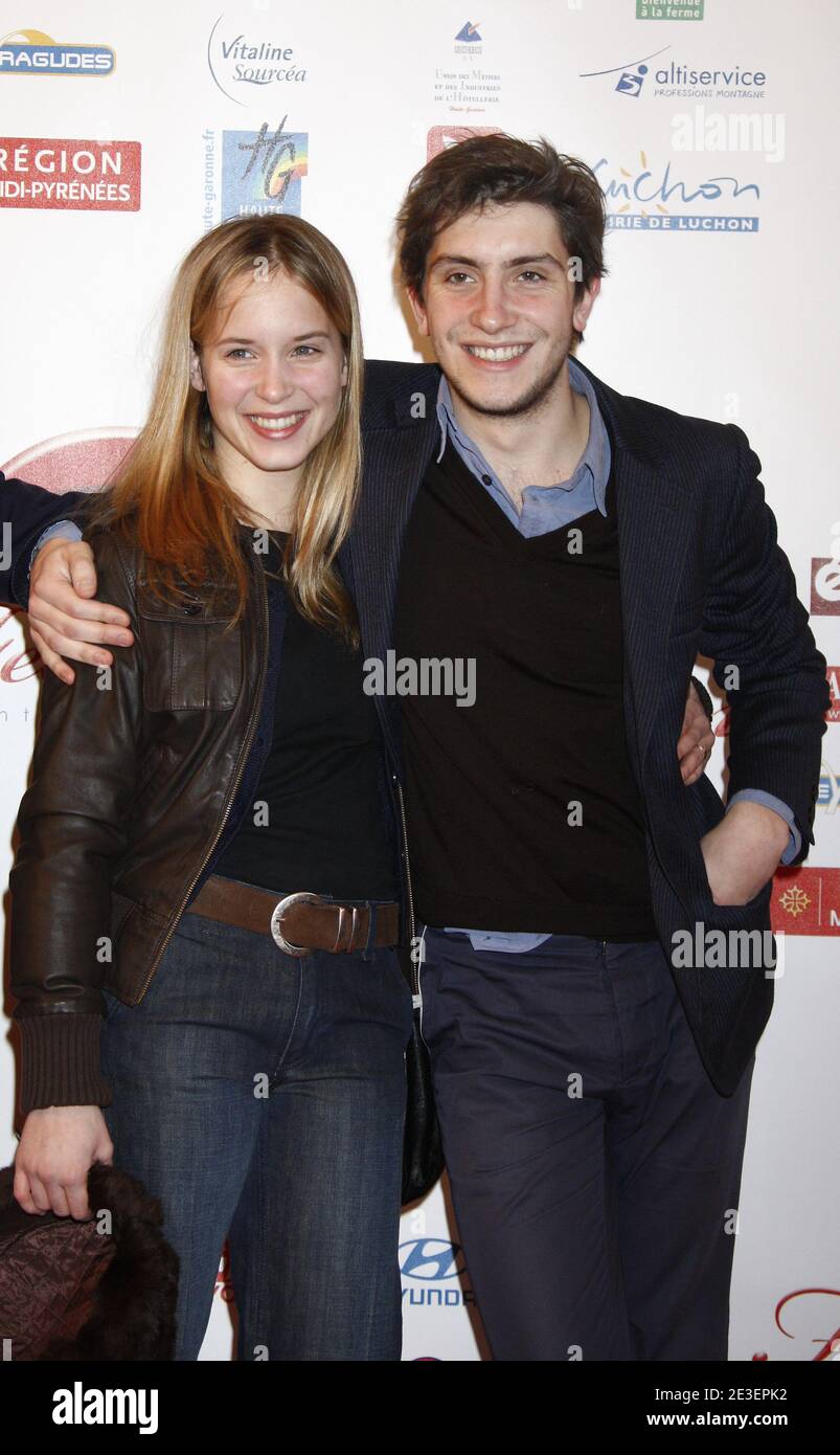 CAPUCINE Delaby et Esteban Carvajal pose pour le film 'un souvenir' lors de l'ouverture du 11eme Festival International de la création Televiselle de Luchon le 4 fevrier 2009. Photo de Patrick Bernard/ABACAPRESS.COM Banque D'Images