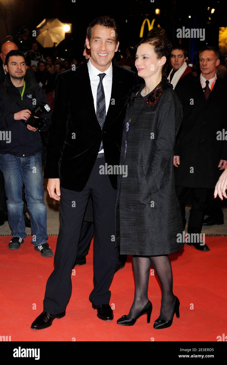 Clive Owen et sa femme Sarah-Jane Fenton arrivent à la première de 'l'internationale' dans le cadre du 59ème Festival du film de Berlin au Berlinale Palast à Berlin, en Allemagne, le 5 février 2009. Photo de Mehdi Taamallah/ABACAPRESS.COM Banque D'Images