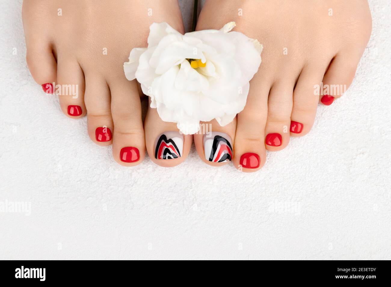Manucure, pédicure concept de salon de beauté. Pieds de l'utérus sur fond gris Banque D'Images