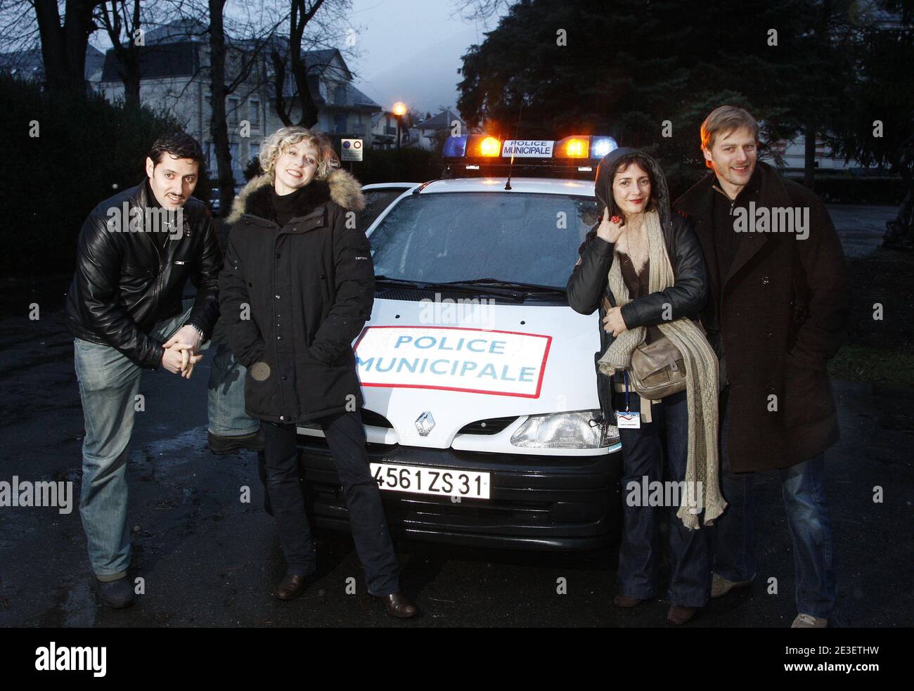 Les membres de la troupe 'PJ' Jalil Narceti, Cecile Richard, Valerie Karsenti, Francois Feroleto assistent au 11ème Festival du film télévisé de Luchon à Luchon, France, le 6 février 2009. Photo de Patrick Bernard/ABACAPRESS.COM Banque D'Images Les membres de la troupe 'PJ' Jalil Narceti, Cecile Richard, Valerie Karsenti, Francois Feroleto assistent au 11ème Festival du film télévisé de Luchon à Luchon, France, le 6 février 2009. Photo de Patrick Bernard/ABACAPRESS.COM Banque D'Images