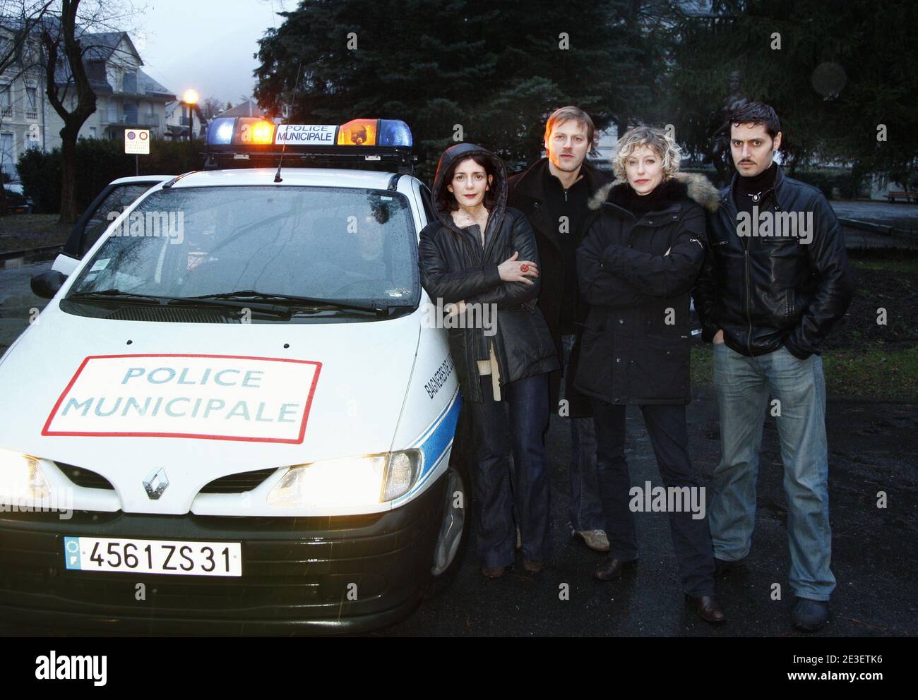 Les membres de la troupe 'PJ' Cecile Richard, Francois Feroleto, Valerie Karsenti, Jalil Narceti, assistent au 11ème Festival du film télévisé de Luchon à Luchon, France, le 6 février 2009. Photo de Patrick Bernard/ABACAPRESS.COM Banque D'Images Les membres de la troupe 'PJ' Cecile Richard, Francois Feroleto, Valerie Karsenti, Jalil Narceti, assistent au 11ème Festival du film télévisé de Luchon à Luchon, France, le 6 février 2009. Photo de Patrick Bernard/ABACAPRESS.COM Banque D'Images