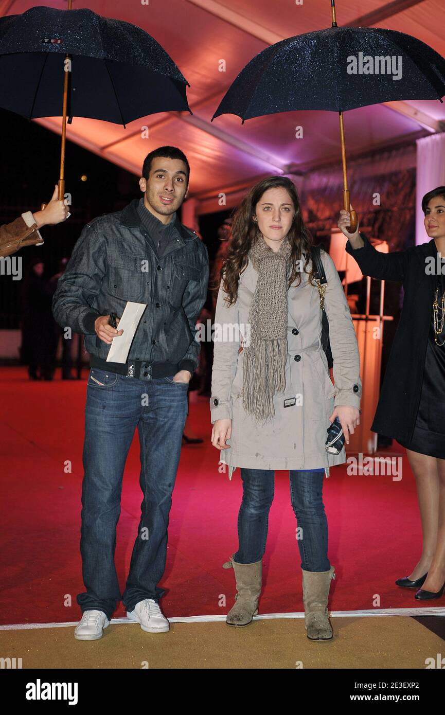 Kamel Ouali Et Sa Compagne Moustapha El Atrassi et sa petite amie arrivent à la première de la comédie  musicale « Cleopatre » de Kamel Ouali au Palais des Sports de Paris,  France, le 9 février 2009.