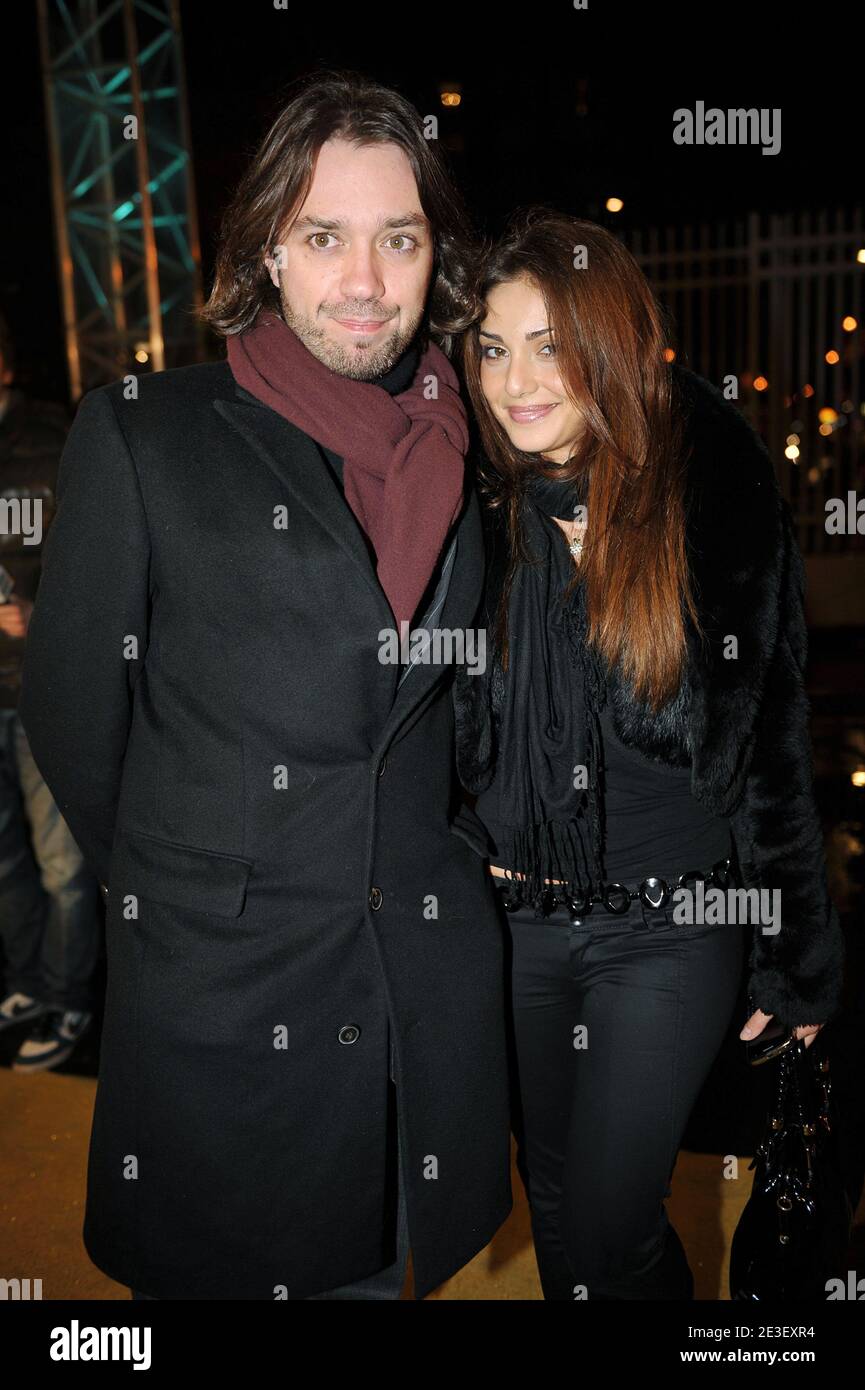 Kamel Ouali Et Sa Compagne Stanislas et sa petite amie arrivent à la première de la comédie musicale «  Cleopatre » de Kamel Ouali au Palais des Sports de Paris, France, le 9  février 2009. Photo de