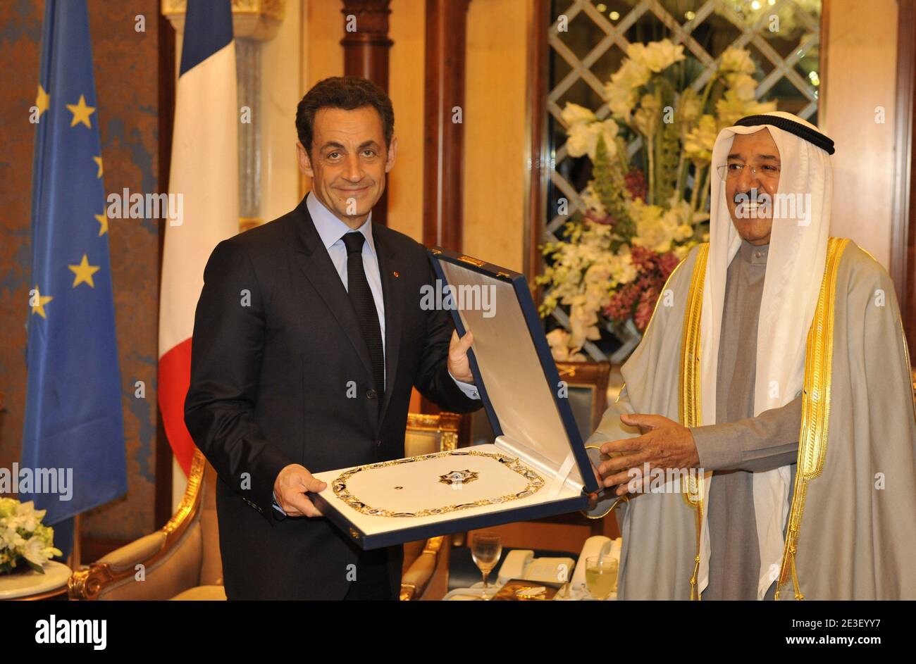 Le président français Nicolas Sarkozy reçoit la médaille du Grand Moubarak Al Kebir de sa Cheikh Sabah Al Ahmed Al Jaber Al Sabah au Palais Bayan à Koweït, le 11 février 2009. Le président Nicolas Sarkozy effectue une visite officielle de deux jours en Oman, au Bahreïn et au Koweït. Photo de Christophe Guibbbaud/ABACAPRESS.COM Banque D'Images