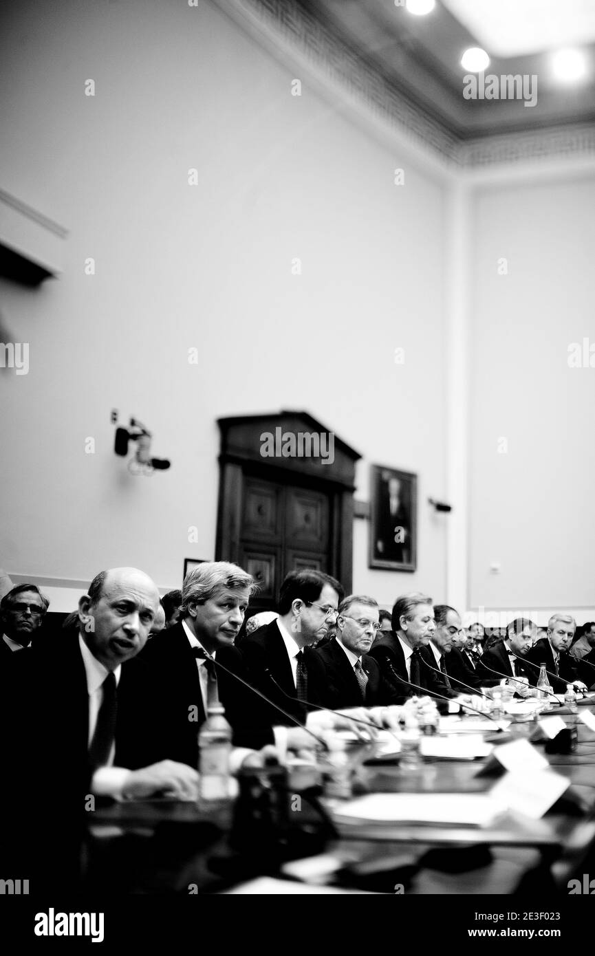 Dirigeants des institutions financières ayant reçu des fonds TARP, (G-D) Lloyd Blankfein, PDG de Goldman Sachs, JPMorgan Chase & Co, PDG de JPMorgan Chase & Co, Jamie Dimon, PDG de la Banque de New York Mellon Robert P. Kelly, PDG de la Banque d'Amérique Ken Lewis, PDG de State Street Corporation et président du conseil Ronald Logue, John Mack, PDG de Morgan Stanley, Vikram Pandit, PDG de Citigroup, John Stumpf, président et chef de la direction de Wells Fargo, ont témoigné devant le comité des services financiers de la Chambre le 11 février 2009 à Washington, DC. Photo par Olivier Douliery/ABACAPRESS.COM Banque D'Images Dirigeants des institutions financières ayant reçu des fonds TARP, (G-D) Lloyd Blankfein, PDG de Goldman Sachs, JPMorgan Chase & Co, PDG de JPMorgan Chase & Co, Jamie Dimon, PDG de la Banque de New York Mellon Robert P. Kelly, PDG de la Banque d'Amérique Ken Lewis, PDG de State Street Corporation et président du conseil Ronald Logue, John Mack, PDG de Morgan Stanley, Vikram Pandit, PDG de Citigroup, John Stumpf, président et chef de la direction de Wells Fargo, ont témoigné devant le comité des services financiers de la Chambre le 11 février 2009 à Washington, DC. Photo par Olivier Douliery/ABACAPRESS.COM Banque D'Images