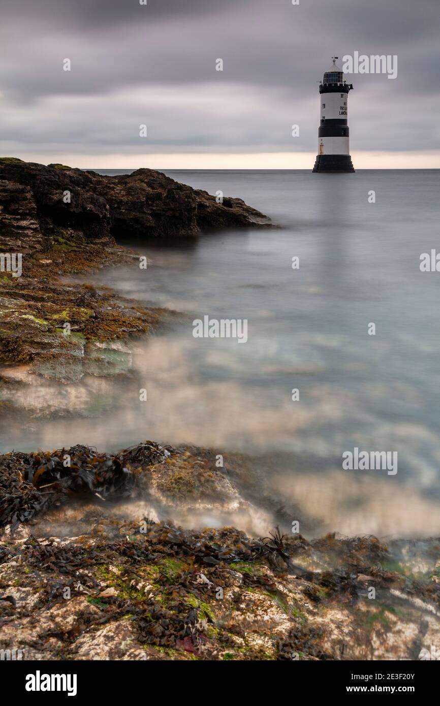 Phare de Penmon point sur la côte d'Anglesey, au nord du pays de Galles Banque D'Images