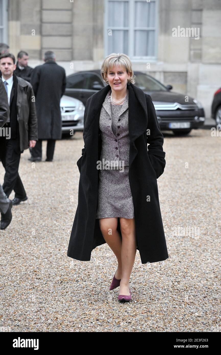Nadine Morano, sous-ministre française de la famille, quitte le conseil des ministres à l'Elysée Palace de Paris, le 13 février 2009. Photo de Mousse/ABACAPRESS.COM Banque D'Images