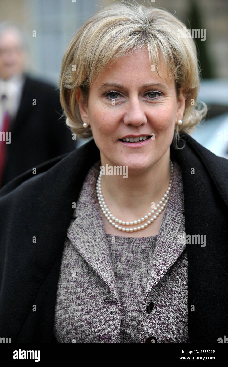 Nadine Morano, sous-ministre française de la famille, quitte le conseil des ministres à l'Elysée Palace de Paris, le 13 février 2009. Photo de Mousse/ABACAPRESS.COM Banque D'Images