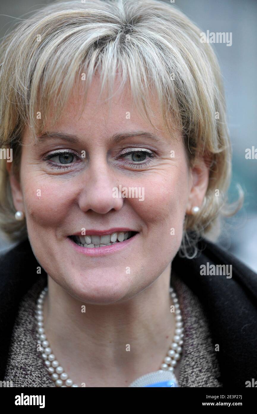 Nadine Morano, sous-ministre française de la famille, quitte le conseil des ministres à l'Elysée Palace de Paris, le 13 février 2009. Photo de Mousse/ABACAPRESS.COM Banque D'Images