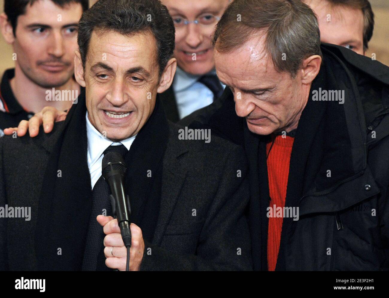 Le président français Nicolas Sarkozy prononce un discours avec Jean Claude Killy. Nicolas Sarkozy est venu assister à la 2ème course de slalom féminin qui s'est tenue aux Championnats du monde de ski sur le parcours face de Bellevarde à Val d'Isère, Alpes françaises, France, le 14 février 2009. Photo de Nicolas Gouhier/ABACAPRESS.COM Banque D'Images