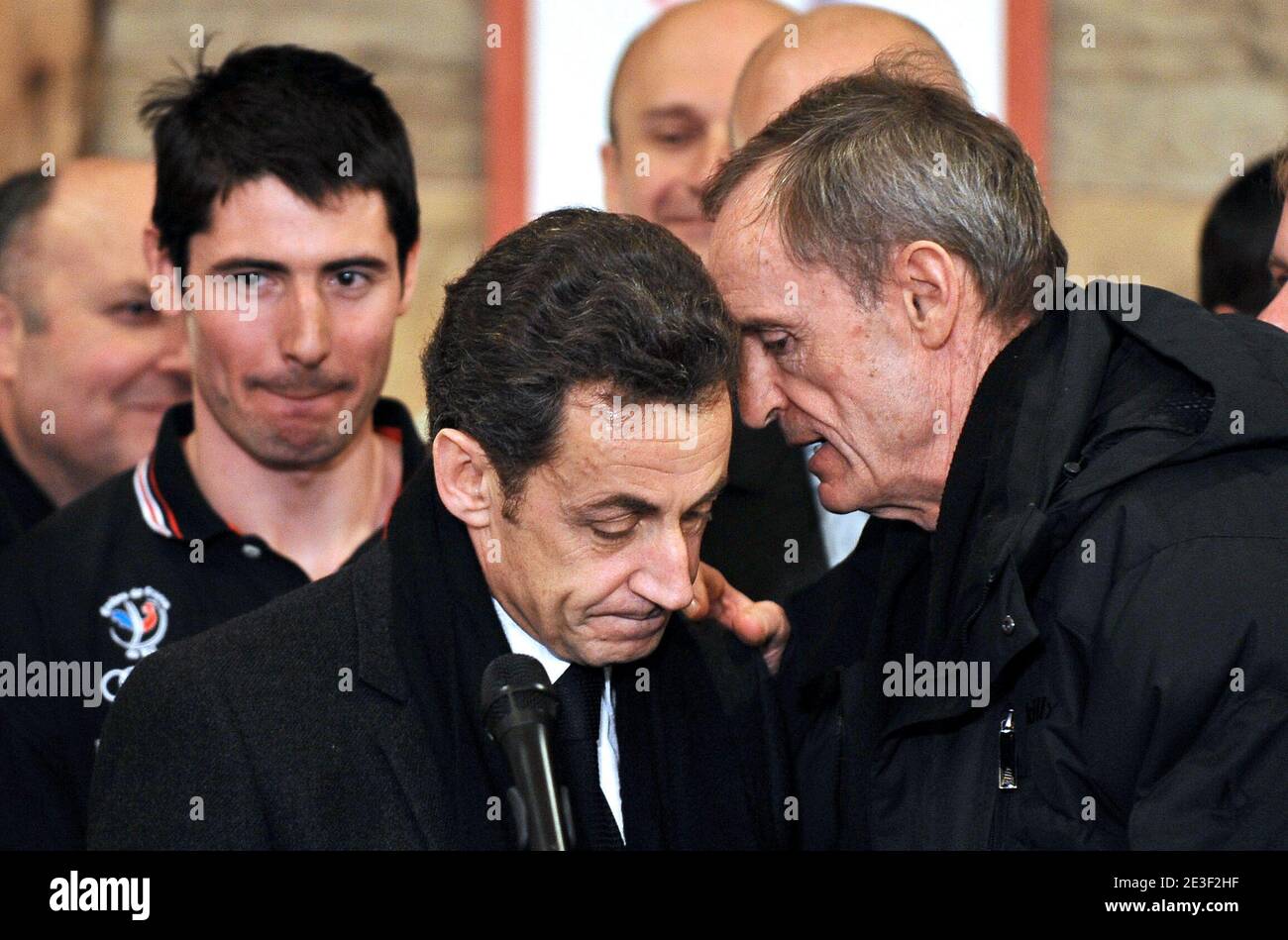Le président français Nicolas Sarkozy prononce un discours avec Jean Claude Killy. Nicolas Sarkozy est venu assister à la 2ème course de slalom féminin qui s'est tenue aux Championnats du monde de ski sur le parcours face de Bellevarde à Val d'Isère, Alpes françaises, France, le 14 février 2009. Photo de Nicolas Gouhier/ABACAPRESS.COM Banque D'Images