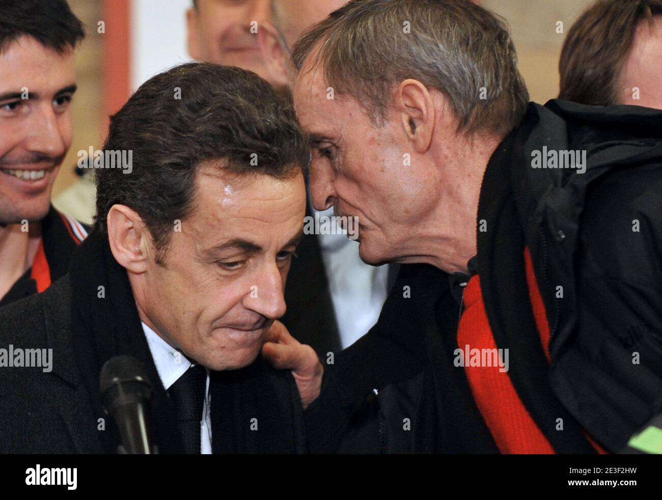 Le président français Nicolas Sarkozy prononce un discours avec Jean Claude Killy. Nicolas Sarkozy est venu assister à la 2ème course de slalom féminin qui s'est tenue aux Championnats du monde de ski sur le parcours face de Bellevarde à Val d'Isère, Alpes françaises, France, le 14 février 2009. Photo de Nicolas Gouhier/ABACAPRESS.COM Banque D'Images