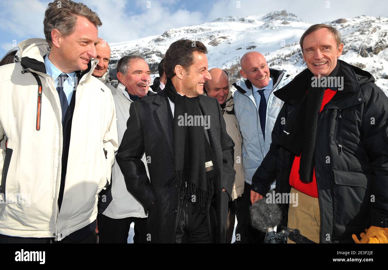 Le président français Nicolas Sarkozy a accueilli Jean Claude Killy, Michel Barnier, le député Herve Gaymard, le ministre français des Sports, de la Jeunesse et des associations Bernard Laporte et le président de l'Assemblée nationale Bernard Accoyer. Nicolas Sarkozy est venu assister à la 2ème course de slalom féminin qui s'est tenue aux Championnats du monde de ski sur le parcours face de Bellevarde à Val d'Isère, Alpes françaises, France, le 14 février 2009. Photo de Nicolas Gouhier/ABACAPRESS.COM Banque D'Images