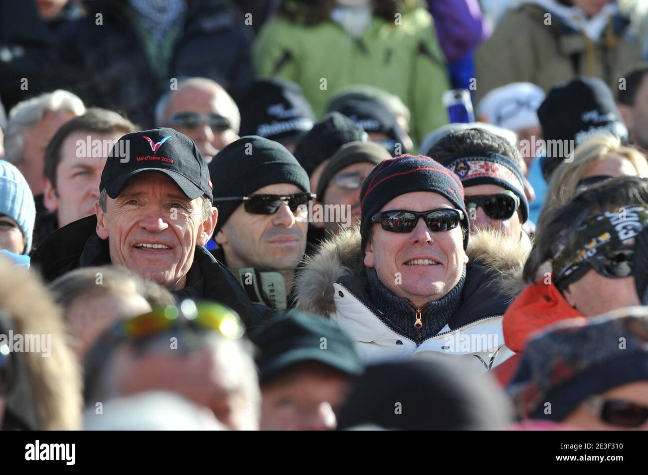 Jean-Claude Killy et le Prince Albert II de Monaco assistent à la 1ère course de slalom masculin aux Championnats du monde de ski sur le parcours face de Bellevarde à Val d'Isère, Alpes françaises, France, le 15 février 2009. Photo de Nicolas Gouhier/Cameleon/ABACAPRESS.COM Banque D'Images