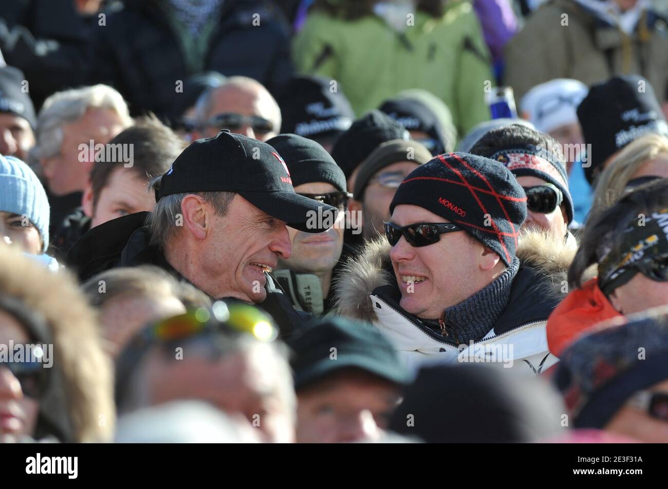 Jean-Claude Killy et le Prince Albert II de Monaco assistent à la 1ère course de slalom masculin aux Championnats du monde de ski sur le parcours face de Bellevarde à Val d'Isère, Alpes françaises, France, le 15 février 2009. Photo de Nicolas Gouhier/Cameleon/ABACAPRESS.COM Banque D'Images