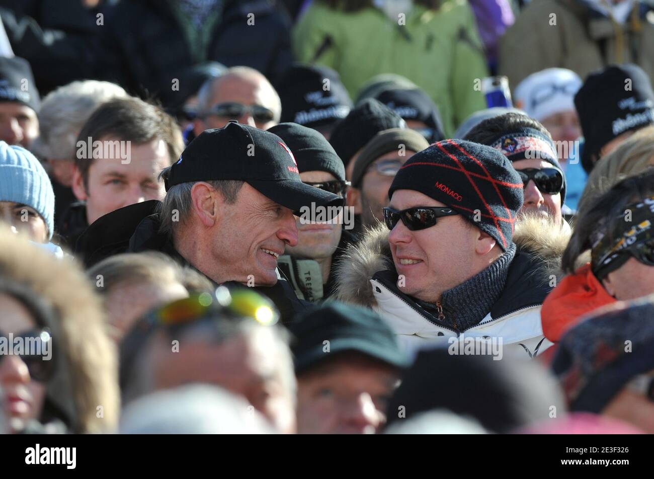 Jean-Claude Killy et le Prince Albert II de Monaco assistent à la 1ère course de slalom masculin aux Championnats du monde de ski sur le parcours face de Bellevarde à Val d'Isère, Alpes françaises, France, le 15 février 2009. Photo de Nicolas Gouhier/Cameleon/ABACAPRESS.COM Banque D'Images