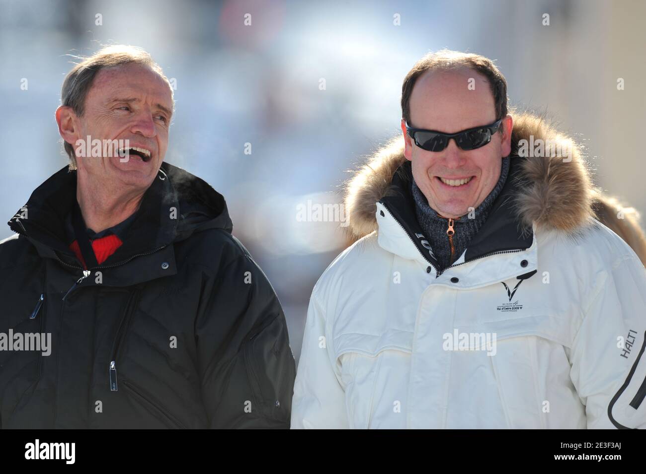 Jean-Claude Killy et le Prince Albert II de Monaco assistent à la 1ère course de slalom masculin aux Championnats du monde de ski sur le parcours face de Bellevarde à Val d'Isère, Alpes françaises, France, le 15 février 2009. Photo de Nicolas Gouhier/Cameleon/ABACAPRESS.COM Banque D'Images