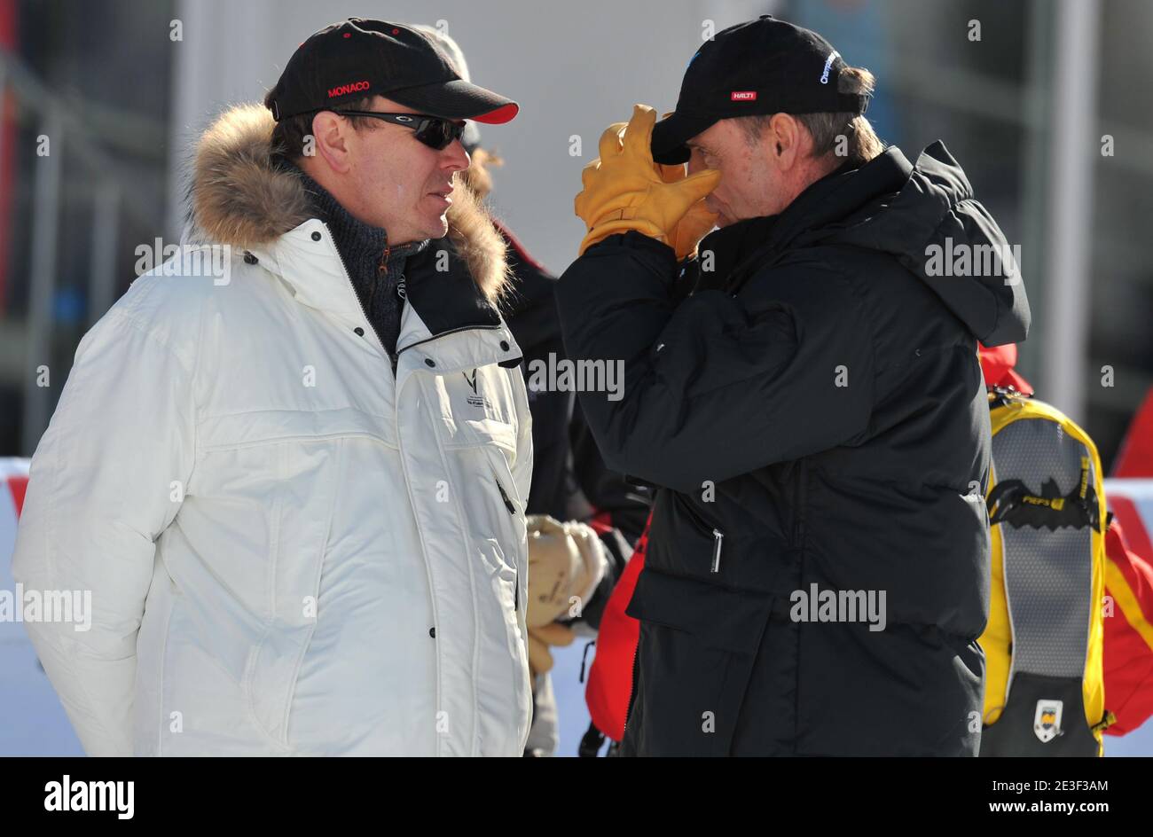 Jean-Claude Killy et le Prince Albert II de Monaco posent avec Julien Lizeroux de France qui a remporté la médaille d'argent du slalom masculin aux Championnats du monde de ski sur le parcours face à Bellevarde à Val d'Isère, Alpes françaises, France, le 15 février 2009. Photo de Nicolas Gouhier/Cameleon/ABACAPRESS.COM Banque D'Images