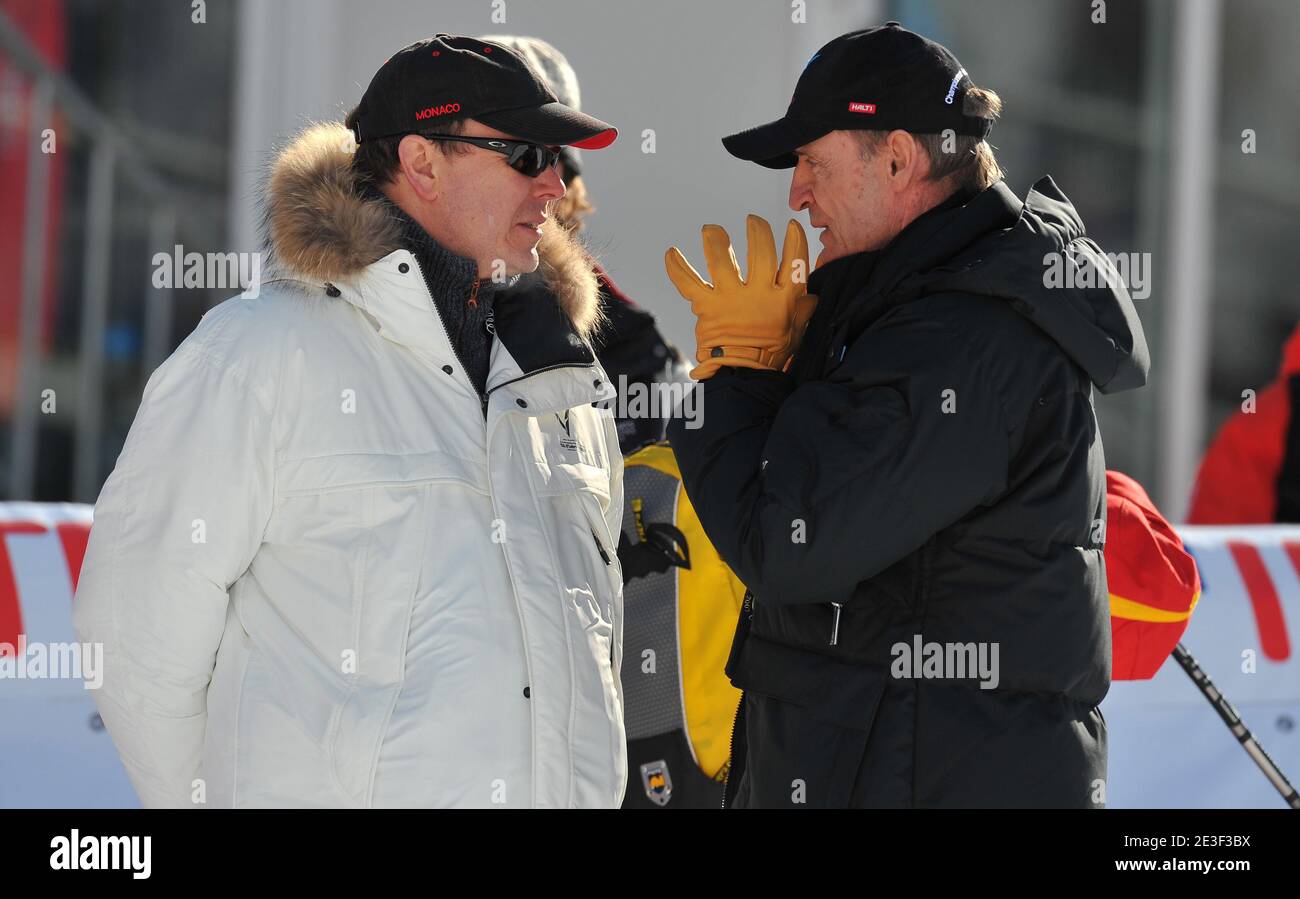 Jean-Claude Killy et le Prince Albert II de Monaco posent avec Julien Lizeroux de France qui a remporté la médaille d'argent du slalom masculin aux Championnats du monde de ski sur le parcours face à Bellevarde à Val d'Isère, Alpes françaises, France, le 15 février 2009. Photo de Nicolas Gouhier/Cameleon/ABACAPRESS.COM Banque D'Images