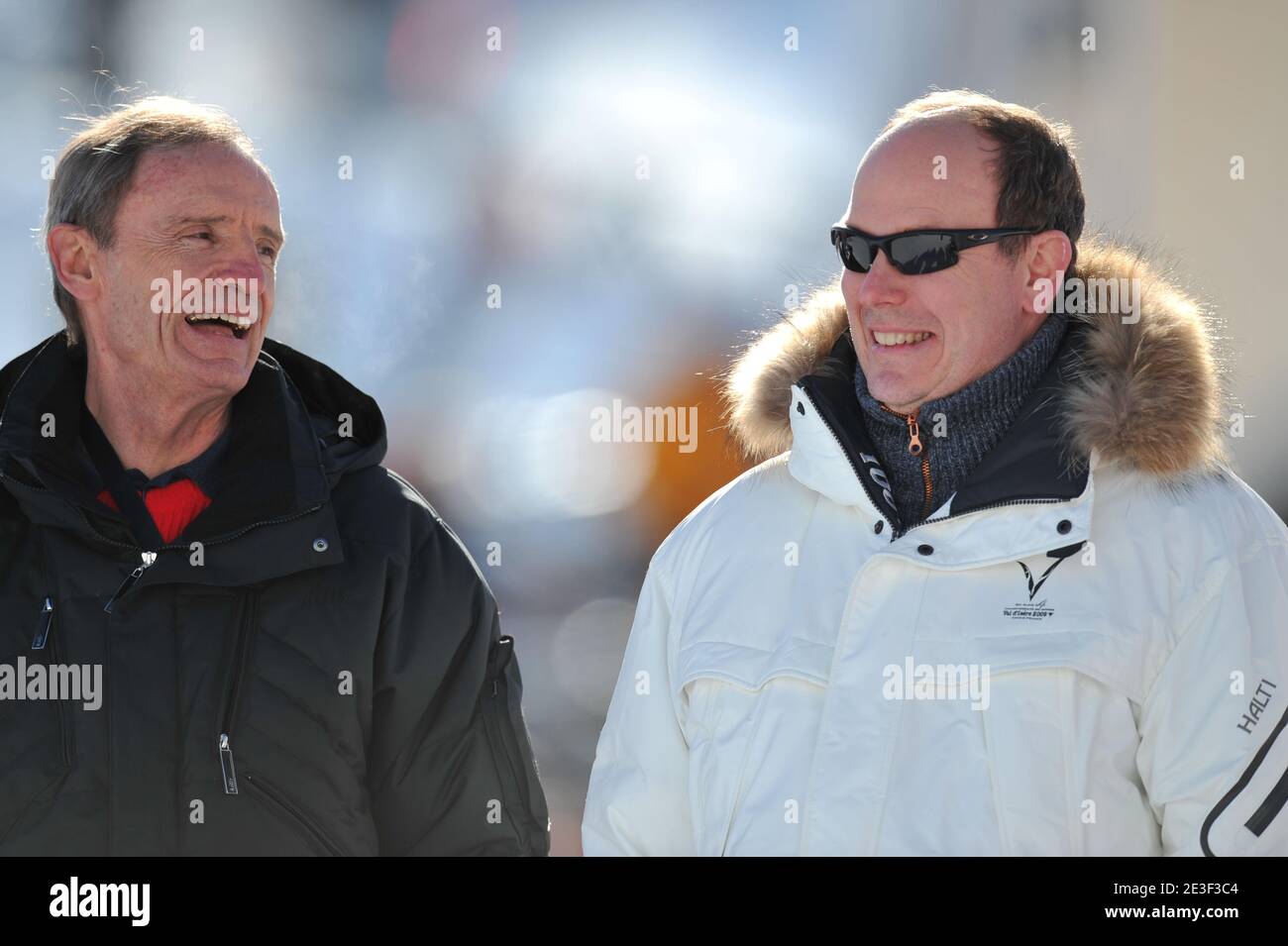 Jean-Claude Killy et le Prince Albert II de Monaco posent avec Julien Lizeroux de France qui a remporté la médaille d'argent du slalom masculin aux Championnats du monde de ski sur le parcours face à Bellevarde à Val d'Isère, Alpes françaises, France, le 15 février 2009. Photo de Nicolas Gouhier/Cameleon/ABACAPRESS.COM Banque D'Images
