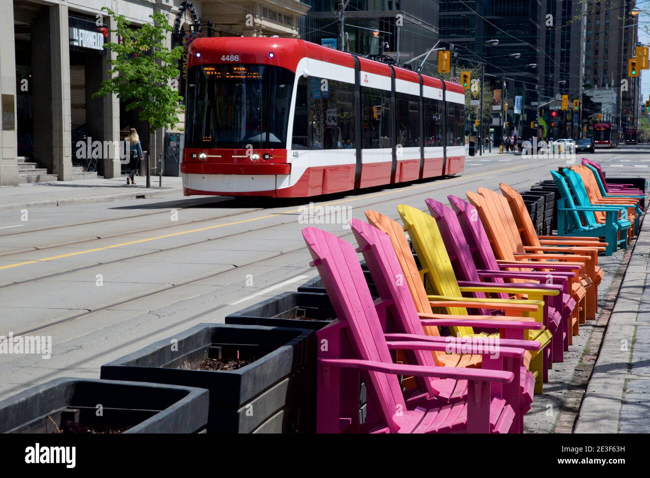 Tramway dans le centre-ville avec chaise Adirondack en premier plan. Banque D'Images