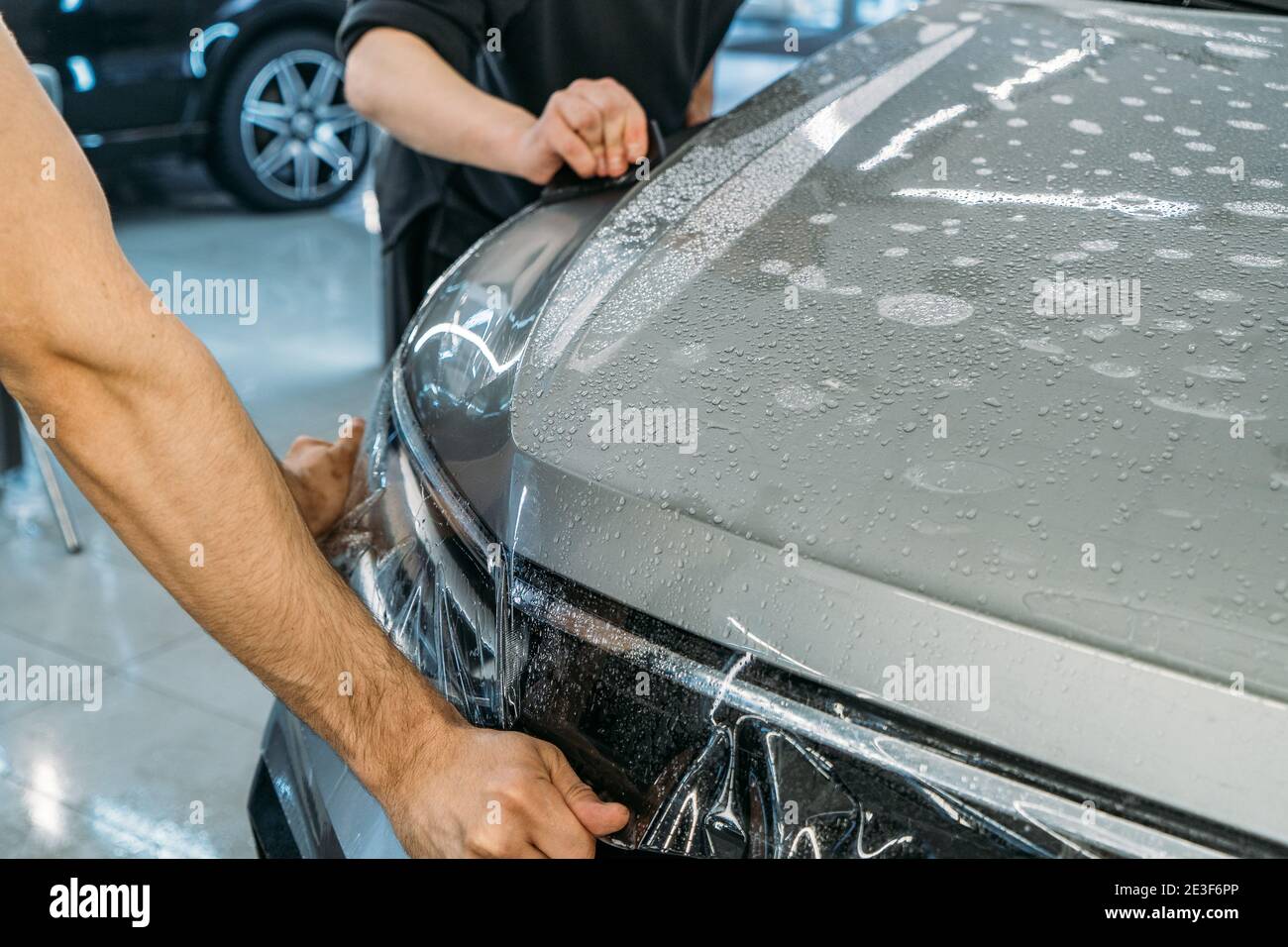 Film de protection de peinture transparent ou revêtement de protection  anti-gravier enveloppé sur le capot de la voiture. Détails de voiture Photo  Stock - Alamy