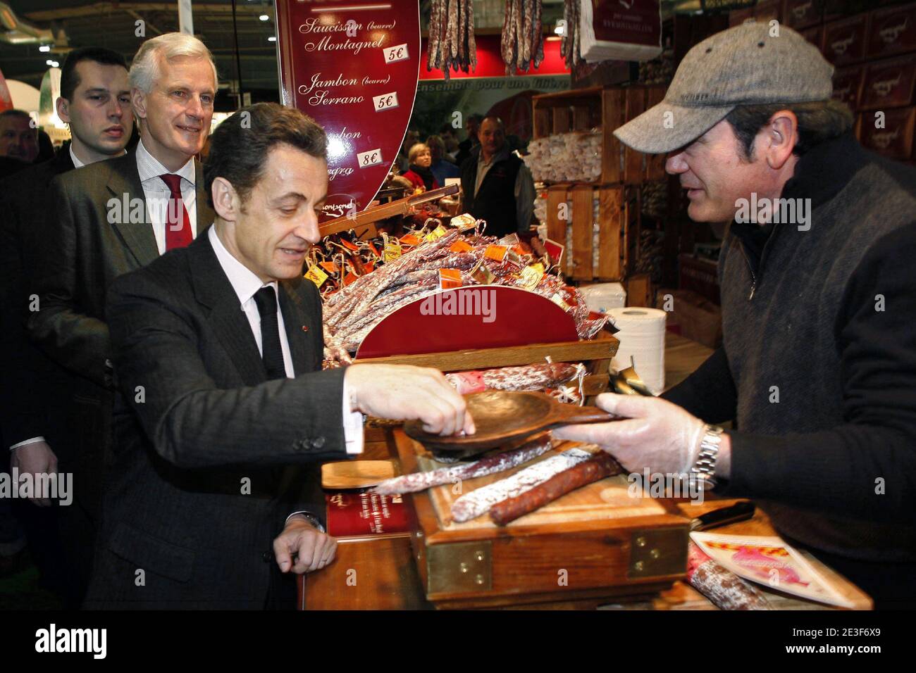 Le président Nicolas Sarkozy rend visite au ministre de l'Agriculture Michel Barnier, lors de la 46e Foire agricole internationale à Paris, en France, le 21 février 2009. La foire a lieu dans la capitale française du 21 février au 1er mars 2009. Photo de piscine par Albert Facelly/ABACAPRESS.COM Banque D'Images