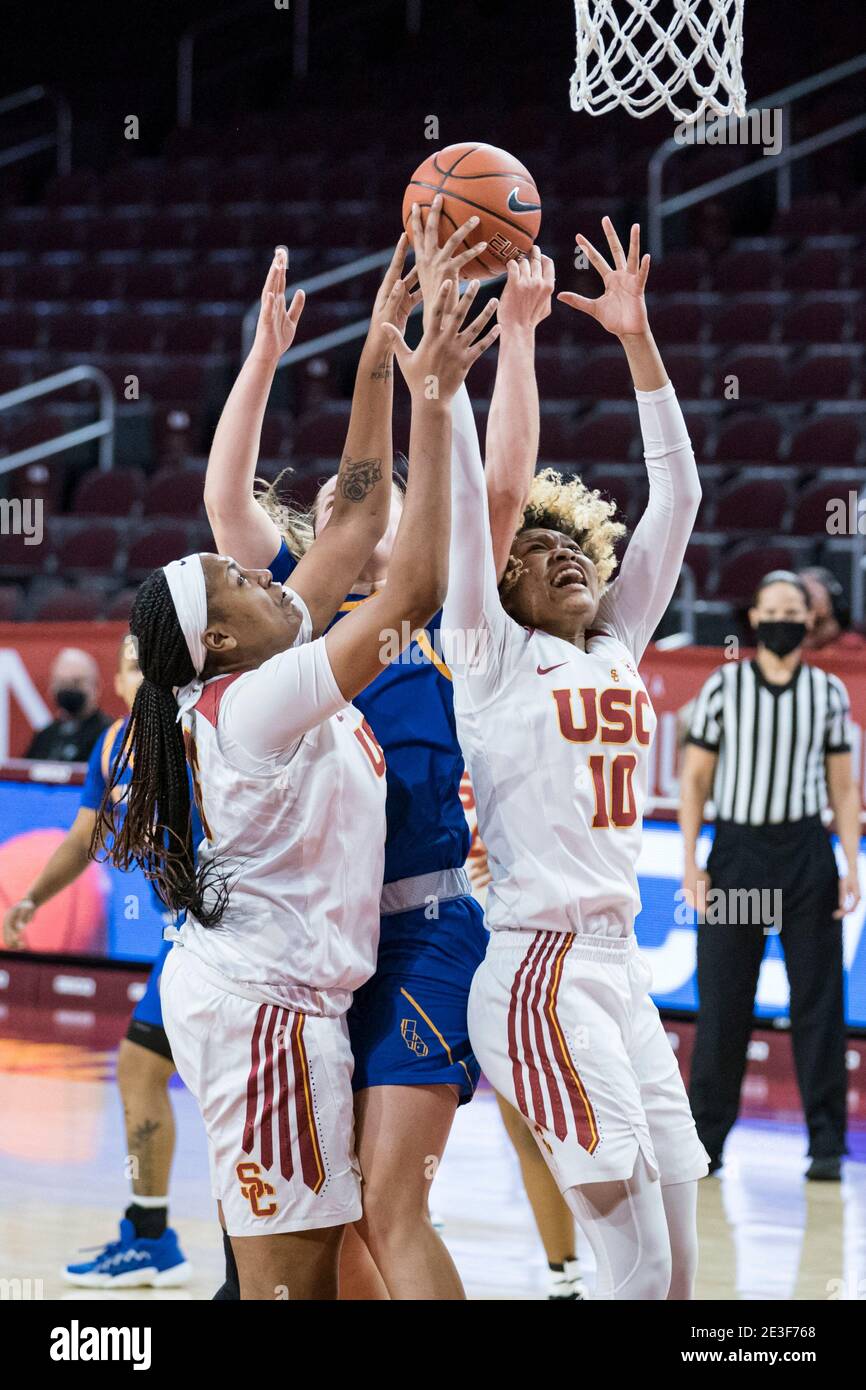 Les chevaux de Troie de la Californie du Sud gardent Amaya Oliver (10) pour un rebond lors d'un match de basket-ball universitaire NCAA contre les Highlanders de l'UC Riverside, Banque D'Images