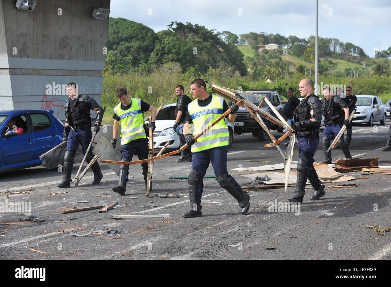 Mission de sécurité par les gendarmes français, ils retirent les restes sur les arrêts de N1 près du petit Bourg, Guadeloupe, France le 20 février 2009. Photo de Mousse/ABACAPRESS.COM Banque D'Images