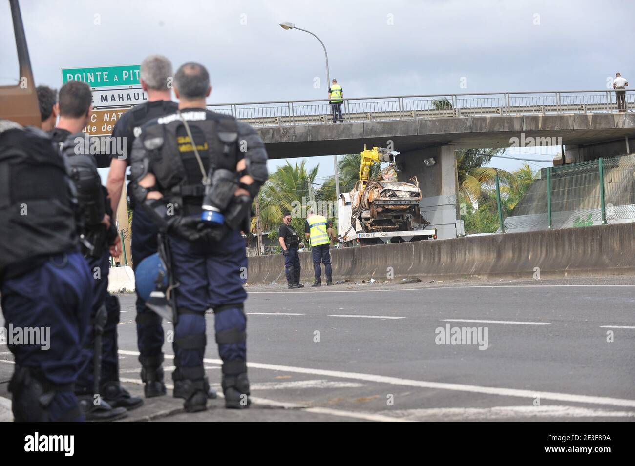 Mission de sécurité par les gendarmes français, ils retirent les restes sur les arrêts de N1 près du petit Bourg, Guadeloupe, France le 20 février 2009. Photo de Mousse/ABACAPRESS.COM Banque D'Images